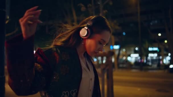 Zrelaksowany Student Słuchawkach Słuchający Muzyki Chodzącej Nocą Mieście Bliska Szczęśliwa — Wideo stockowe