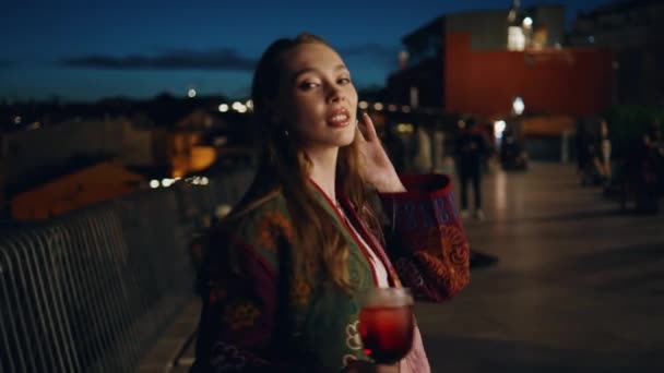 Lady Njuta Helg Fest Kvällen City Street Håller Cocktail Närbild — Stockvideo