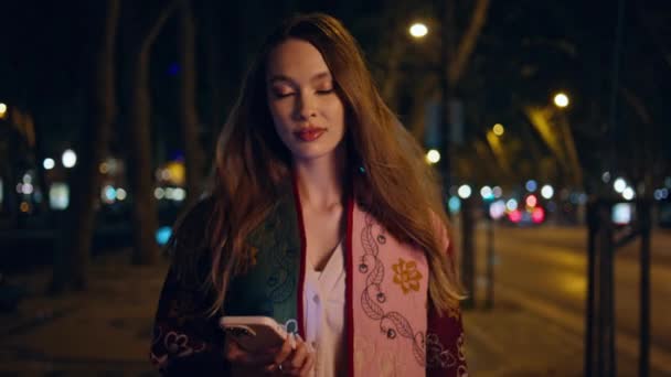 Luxuosa Mulher Indo Sob Luzes Rua Cidade Noite Segurando Smartphone — Vídeo de Stock