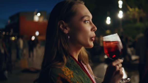 Imprezowiczka Pijąca Aperol Bawiąca Się Nocnym Zbliżeniu Szczęśliwa Beztroska Dziewczyna — Wideo stockowe