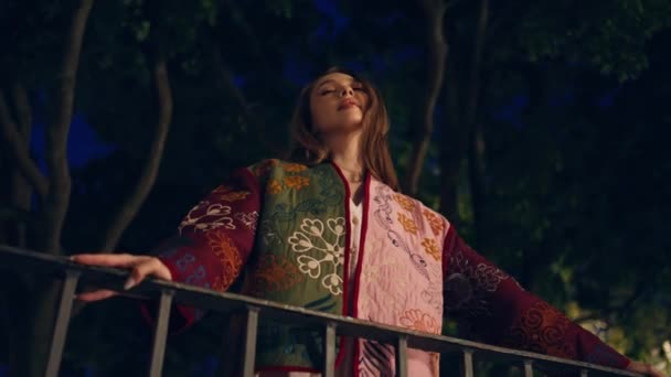 Mädchen Lehnen Einem Geländer Park Und Posieren Der Abenddämmerung Aus — Stockvideo