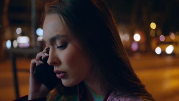 Беспокойная Деловая Женщина Говорящая Телефону Стоящая Ночью Улице Серьёзно Привлекательная — стоковое видео