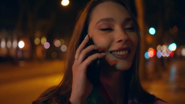 Porträtt Lycklig Kvinna Ringer Mobiltelefon Natten Stadsljus Leende Flicka Talar — Stockvideo