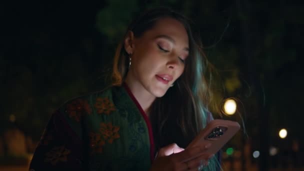Glamouröses Mädchen Liest Nachricht Auf Modernem Smartphone Stehend Nacht Stadt — Stockvideo