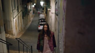 Gece yarısı merdivenlerden çıkan bir kadın gezgin. Kaygısız mutlu kız üst katta boş kasaba şeridini tek başına keşfediyor. Muhteşem genç bayan turist gecenin geç saatlerinde klasik ceket giyerek geziniyor..