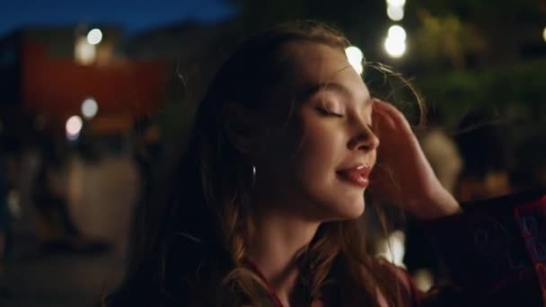 Entspannte Mädchen Genießen Party Der Nacht Stadt Straße Gefühl Unbeschwerte — Stockvideo