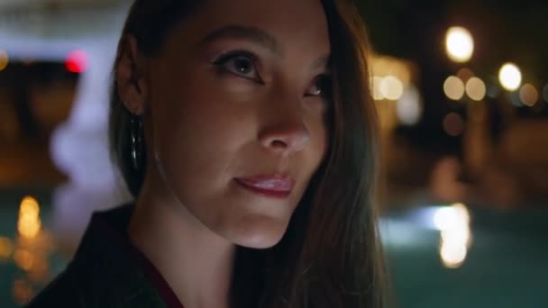 Närbild Vacker Flicka Ansikte Tittar Ner Natten Staden Ljus Bakgrund — Stockvideo
