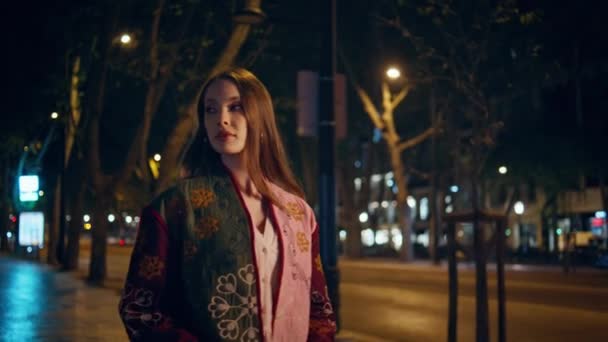 Fashionable Girl Walking Town Street Pavement Illuminated Night Streetlights Closeup — Stock Video