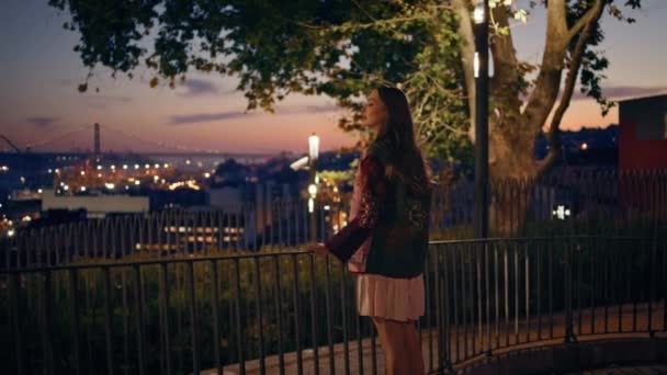 Женщина Смотрит Ночной Городской Пейзаж Стоя Перилах Смотровой Площадки Мечтательная — стоковое видео