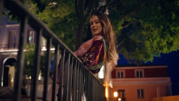 Modelul Modei Sprijină Balustrade Care Prezintă Parcul Orașului Amurg Femeie — Videoclip de stoc