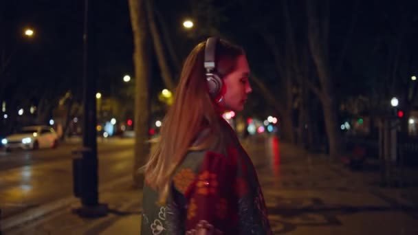 Hipster Fones Ouvido Dançando Longo Música Favorita Rua Cidade Noite — Vídeo de Stock
