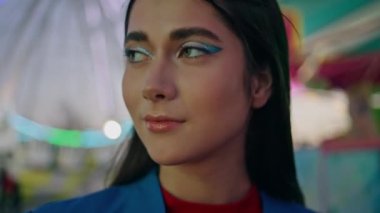 Kapanış modası güzel kız parti gecesinde eğlence parkında dinleniyor. Rüya gibi manken lunaparkta yaz akşamının tadını çıkarıyor. Dönme dolaptaki güzel genç bayan. Romantik kadın randevusu.