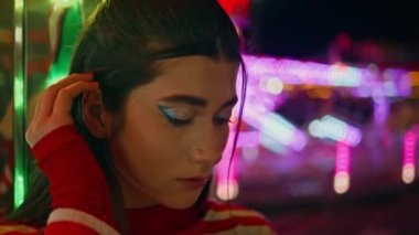 Mutsuz kız şehir festivalinde saçlarına dokunuyor. Üzgün model kamera aydınlanmış neon atlıkarıncada tek başına dinleniyor. Parti makyajlı genç ve güzel bir kadın. Yalnız buluşmada kalbi kırık bir genç.