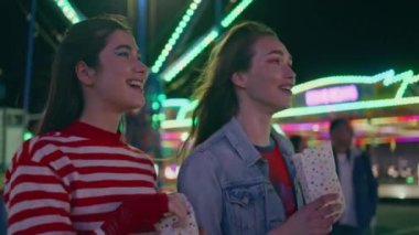 Gençler lunapark hafta sonunun keyfini çıkarıyorlar. Aydınlanmış yolda yürüyen iki arkadaşın yaz gecesi konuşması. Güzel kızlar karnavalda abur cubur yiyorlar. Tatil eğlencesi konsepti