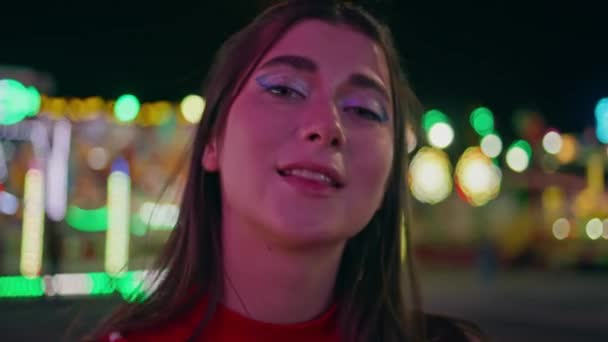 Nahaufnahme Romantisches Mädchen Posiert Blinkenden Bokeh Lichtern Schöne Modell Gehen — Stockvideo