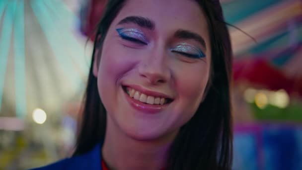 Veselá Dívka Užívají Lunaparku Detailní Záběr Krásná Strana Model Vypadá — Stock video