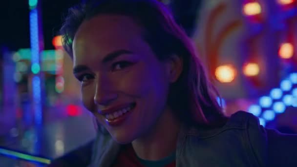 Lächelndes Mädchen Posiert Neon Nahaufnahme Freizeitpark Glückliche Teenager Genießen Die — Stockvideo
