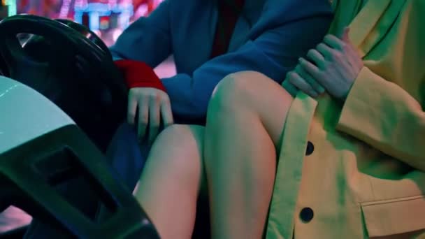 Çarpışan Araba Atlıkarıncasında Kadın Bacakları Yaz Gecesi Iki Kız Lunaparkta — Stok video