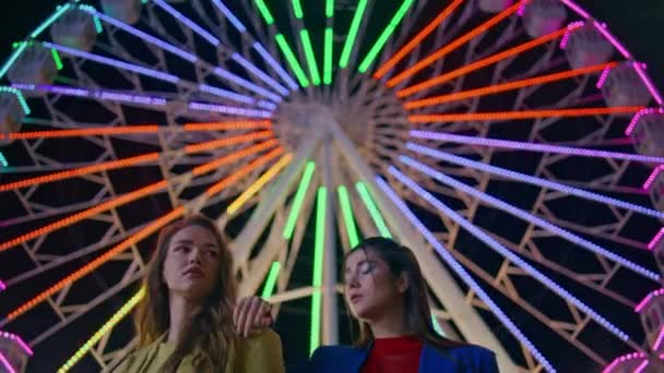 Feche Meninas Bonitas Posando Roda Gigante Colorida Modelos Moda Noite — Vídeo de Stock