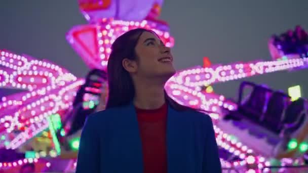 Boldog Lány Élvezi Vidámparkot Éjszaka Vidám Gyönyörű Modell Neon Megvilágított — Stock videók