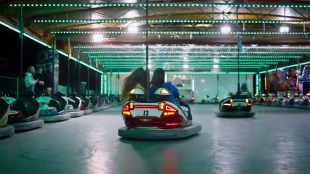 Meninas Montando Carro Pára Choques Parque Diversões Iluminado Amigos Entusiasmados — Vídeo de Stock