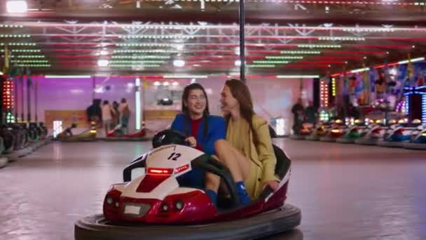 Eğlence Parkında Çarpışan Arabaya Binen Neşeli Arkadaşlar Gülümseyen Kızlar Neon — Stok video