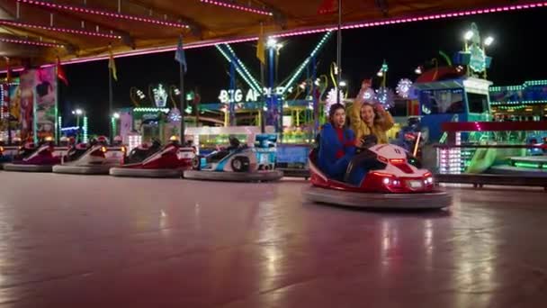 Izgatott Barátok Vezetik Lökhárító Autót Vidámparkban Boldog Lányok Élvezik Hétvégét — Stock videók