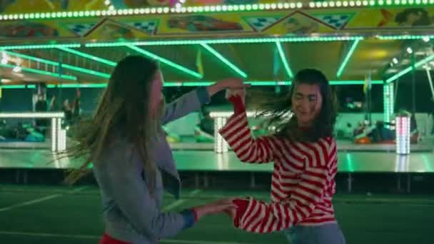 Los Mejores Amigos Bailan Juntos Parque Atracciones Chicas Alegres Que — Vídeos de Stock