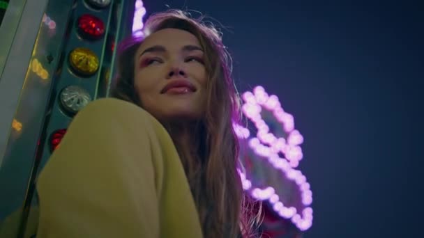 Närbild Vacker Flicka Poserar Blinkande Neonljus Leende Modell Karusell Njuter — Stockvideo
