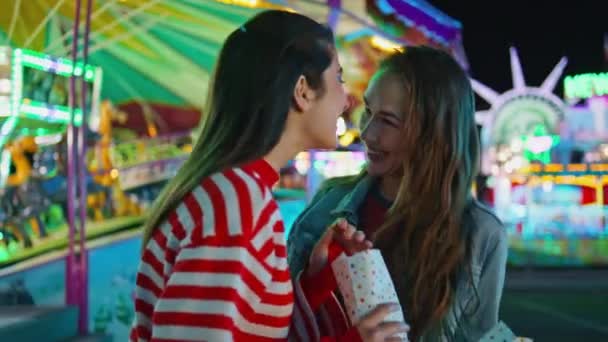Neşeli Kızlar Lunaparkta Sırlarını Paylaşmaktan Bahsediyorlar Mutlu Arkadaşlar Abur Cuburları — Stok video