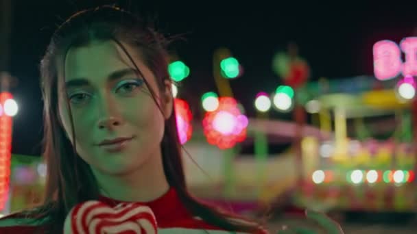 Nahaufnahme Kirmesmädchen Posiert Mit Süßem Lutscher Lächelnder Teenager Der Vergnügungspark — Stockvideo