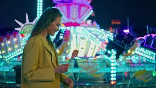 Chica Romántica Iluminado Luna Park Mujer Sonriente Sosteniendo Piruleta Dulce — Vídeos de Stock