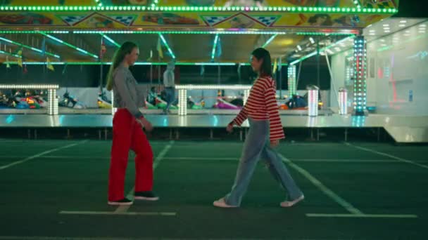 Amici Adolescenti Incontro Luna Park Sera Ragazze Felici Che Camminano — Video Stock