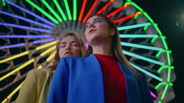 Közeli Lányok Éjjel Pihentetik Óriáskereket Két Divatmodell Pózol Neon Utcában — Stock videók