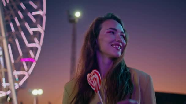 Chica Sonriente Sosteniendo Piruleta Rueda Ferris Colorido Feliz Hermosa Mujer — Vídeos de Stock