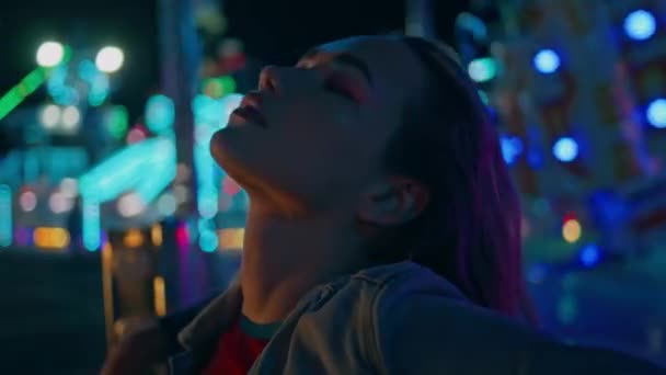 Sexy Mädchen Genießen Nacht Neon Kirmes Nahaufnahme Modellathlet Luna Park — Stockvideo