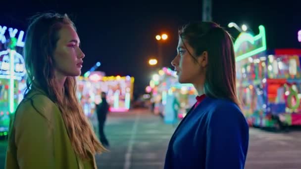 Dwie Dziewczyny Patrzące Sobie Oczy Bliska Zmysłowa Para Przyjaciół Spotyka — Wideo stockowe