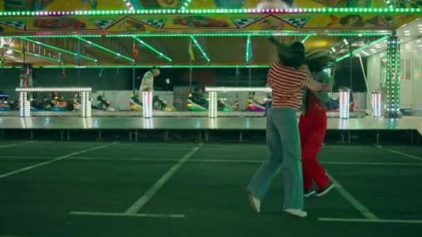 Veselé Dívky Tančící Lunapark Osvětleném Kolotoči Šťastní Nejlepší Přátelé Baví — Stock video