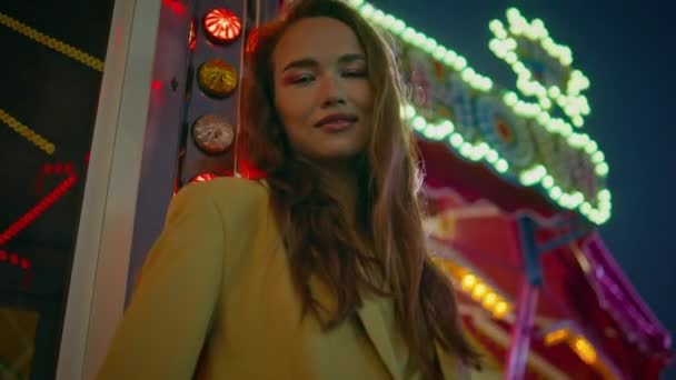 Glimlachend Meisje Poseren Luna Park Carrousel Close Dromerig Prachtig Model — Stockvideo