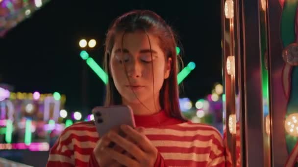 Nastolatka Dzwoniąca Neon Luna Park Ładna Dziewczyna Odpoczywa Wesołym Miasteczku — Wideo stockowe