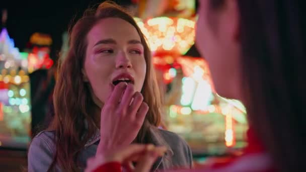 Funfair Κορίτσι Τρώνε Σνακ Στο Φωτισμένο Καρουζέλ Closeup Χαλαρή Εφηβική — Αρχείο Βίντεο