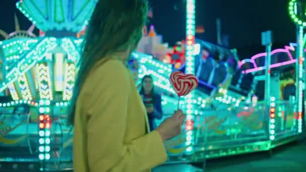 Amigos Alegres Encontrándose Con Parque Atracciones Por Noche Chicas Sonrientes — Vídeo de stock