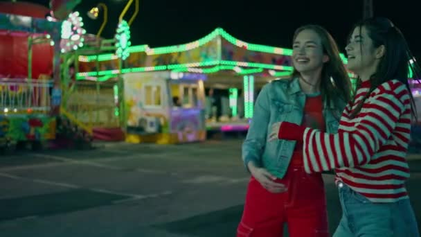 Щасливі Дівчата Обіймають Смішний Карнавал Радісні Друзі Розважаються Парку Луна — стокове відео