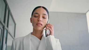 Ciddi bayan yönetmen konuşuyor. Akıllı telefon aceleyle ofisi kapatıyor. Zengin iş kadını beyaz takım elbise içinde iş problemlerini tartışıyor. Muhteşem bir kadın sinir bozucu telefon konuşması yapıyor..