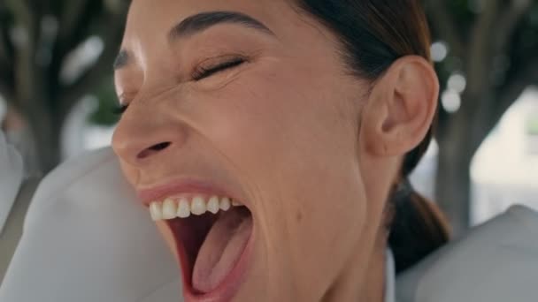 Bliżej Emocjonalna Kobieta Śmieje Się Sukcesu Świeżym Powietrzu Młoda Atrakcyjna — Wideo stockowe