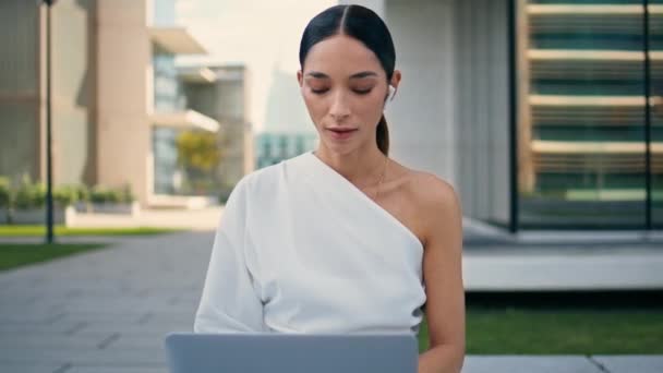 Gorgeous Girl Freelancer Looking Camera Confidently Holding Laptop Street Close — Stock Video