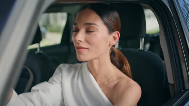 Wunderschöne Fahrerin Sitzt Steuer Und Schaut Spiegelnahaufnahme Attraktive Elegante Modell — Stockvideo