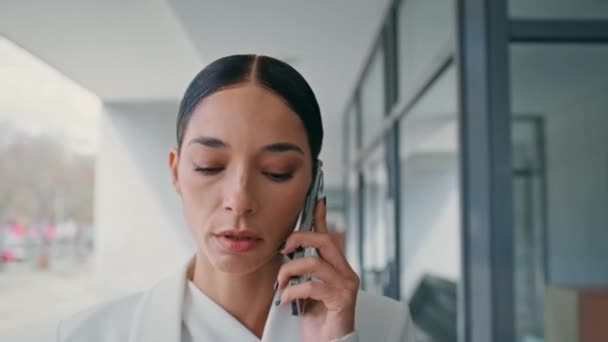 Mulher Estressada Chamando Andando Centro Negócios Elegante Terno Branco Perto — Vídeo de Stock