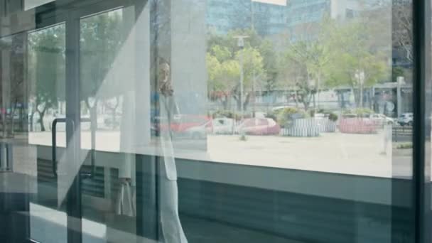 Lüks Bir Kadın Cep Telefonuyla Konuşuyor Ofis Koridorunda Şık Beyaz — Stok video