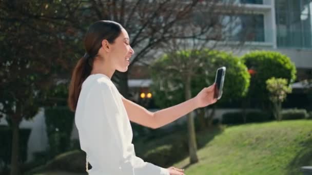 Χαμογελώντας Γυναικών Των Επιχειρήσεων Βίντεο Καλώντας Από Smartphone Πόδια Επάνω — Αρχείο Βίντεο